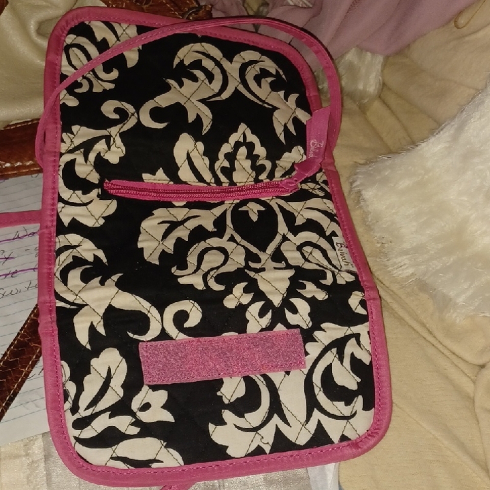 😁 4/$10 Belvah Black and white crossbody wallet